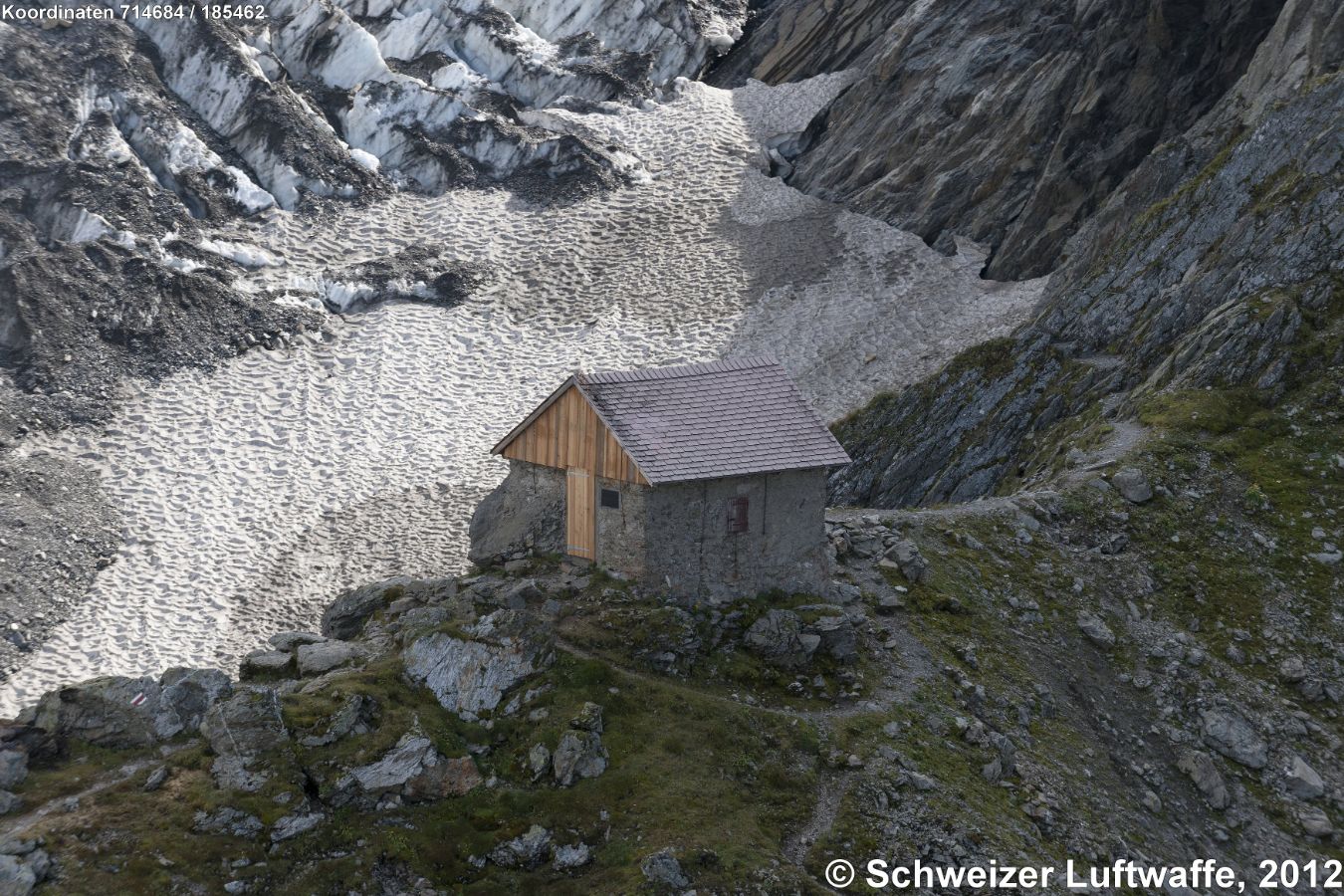 Grünhornhütte SAC 2449 m.ü.M., im Gebiet des Tödi. Da diese Hütte unter Alpinisten immer beliebter worden ist und mit ihren 8 Plätzen zu klein war, wurde 1890 die Fridolinshütte (Position 2'715'321.02, 1'186'680.70) errichtet. Seit 2011 ist die Hütte geschlossen (auch nicht mehr als Notunterkunft zu Verfügung), kann aber besichtigt werden; den Zugang vermittelt die benachbarte Fridolinshütte. Die Grünhornhütte hat 